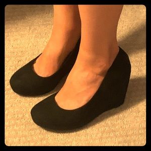 Black suedelike wedges